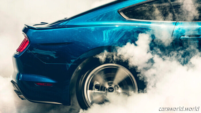 Donna che fa donuts in una Mustang scatena un inseguimento che termina con una manovra PIT e un taser | Carscoops